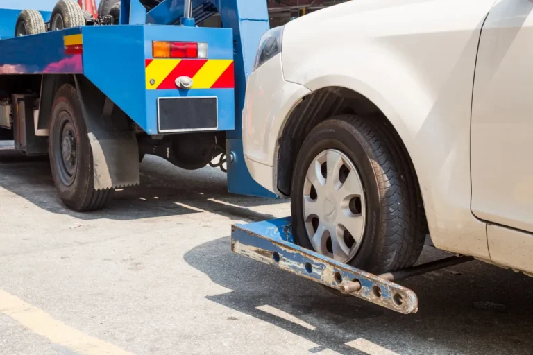 Car towing in Nipigon , Ontario